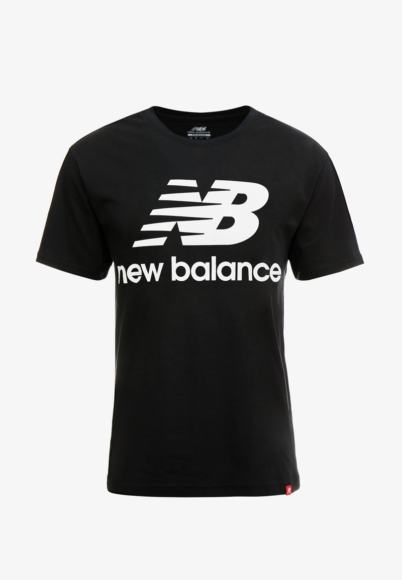 Camiseta de algodón negra con un gran logo blanco "NB" y el texto "new balance" en la parte delantera. Cuello redondo y mangas cortas.