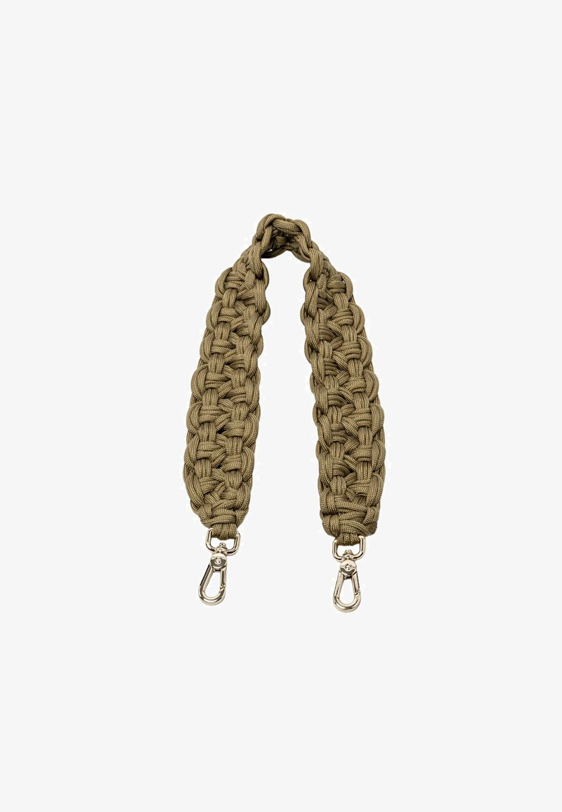 Vlechtparacordriem in olijfgroen met zilveren metalen clips aan beide uiteinden. Heeft een textuur en een duurzame uitstraling, ideaal voor het beveiligen van voorwerpen.