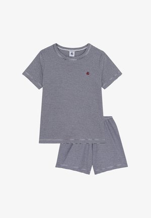 Korte mouwen marineblauw en wit gestreept shirt met een klein rood logo, gecombineerd met bijpassende shorts met elastische taille.