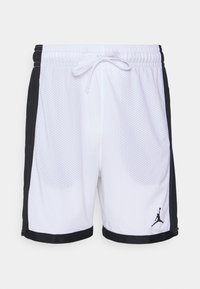 Bermudas deportivas blancas con paneles laterales negros, tela de malla, cintura elástica con cordón y un logo negro en la esquina inferior izquierda.