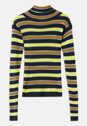 Langærmet ribstrikket sweater med horisontale striber i sort, brun, gul, lys grå og hvid på en hvid baggrund.