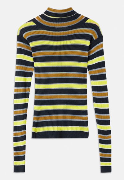 Pulover din tricot cu mânecă lungă, cu dungi orizontale în negru, marron, galben, gri deschis și alb pe un fundal alb.