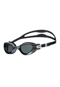 Crne plivačke naočale s tamnim lećama, gumirane okvire i podesivom silikonskom trakicom. Tekstuirani dizajn uz okvir.