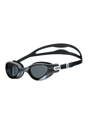 Óculos de natação pretos com lentes escuras, estrutura emborrachada e faixa de silicone ajustável. Design texturizado ao longo da estrutura.