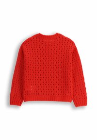 Czerwony sweter z dzianiny o luźnym, ażurowym wzorze, z prążkowanym dekoltem i mankietami. Tył swetra ma teksturowany splot z widocznymi otworami.