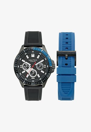 Czarny i niebieski zegarek Nautica z okrągłą tarczą, gumowym paskiem, teksturowaną czarną tarczą, funkcjami chronografu i świecącymi znacznikami godzin.