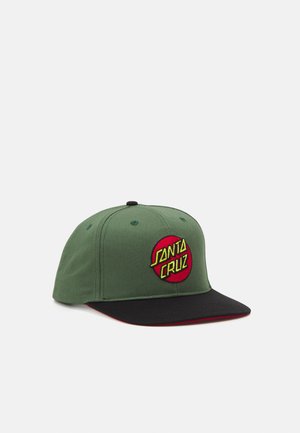 Casquette snapback verte et noire avec un logo circulaire Santa Cruz rouge et un texte jaune sur le panneau avant, présentée sur un fond blanc.
