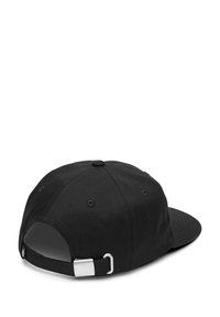 Gorra de béisbol negra con visera plana, hecha de tela, que cuenta con una hebilla de ajuste de metal en la parte trasera y ojales de ventilación cosidos.