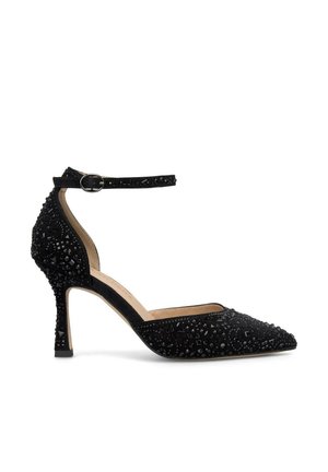 Pump neri con tacco alto e cinturino alla caviglia, realizzati in tessuto testurizzato con dettagli in perline intricate, punta affilata e tacco a stiletto sottile.