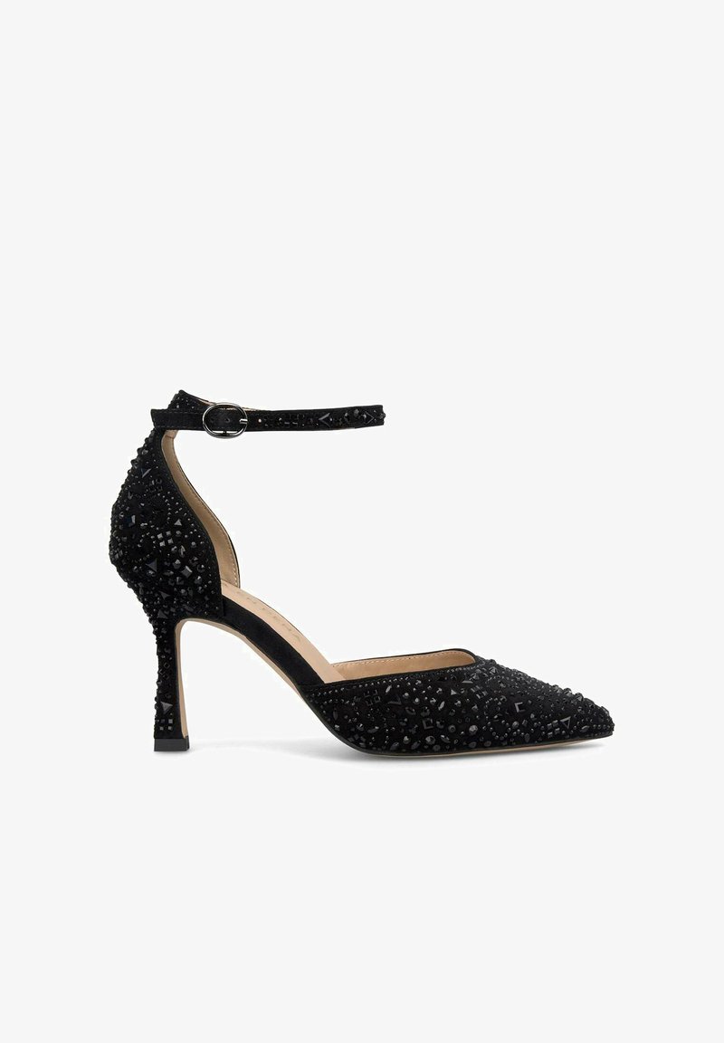 Pump neri con tacco alto e cinturino alla caviglia, realizzati in tessuto testurizzato con dettagli in perline intricate, punta affilata e tacco a stiletto sottile.