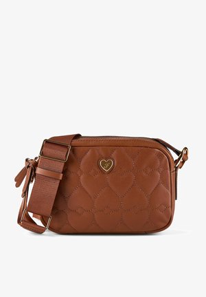 Bruine leren crossbodytas met doorgestikt hartpatroon, verstelbare riem, gouden hartembleem en ritssluiting.