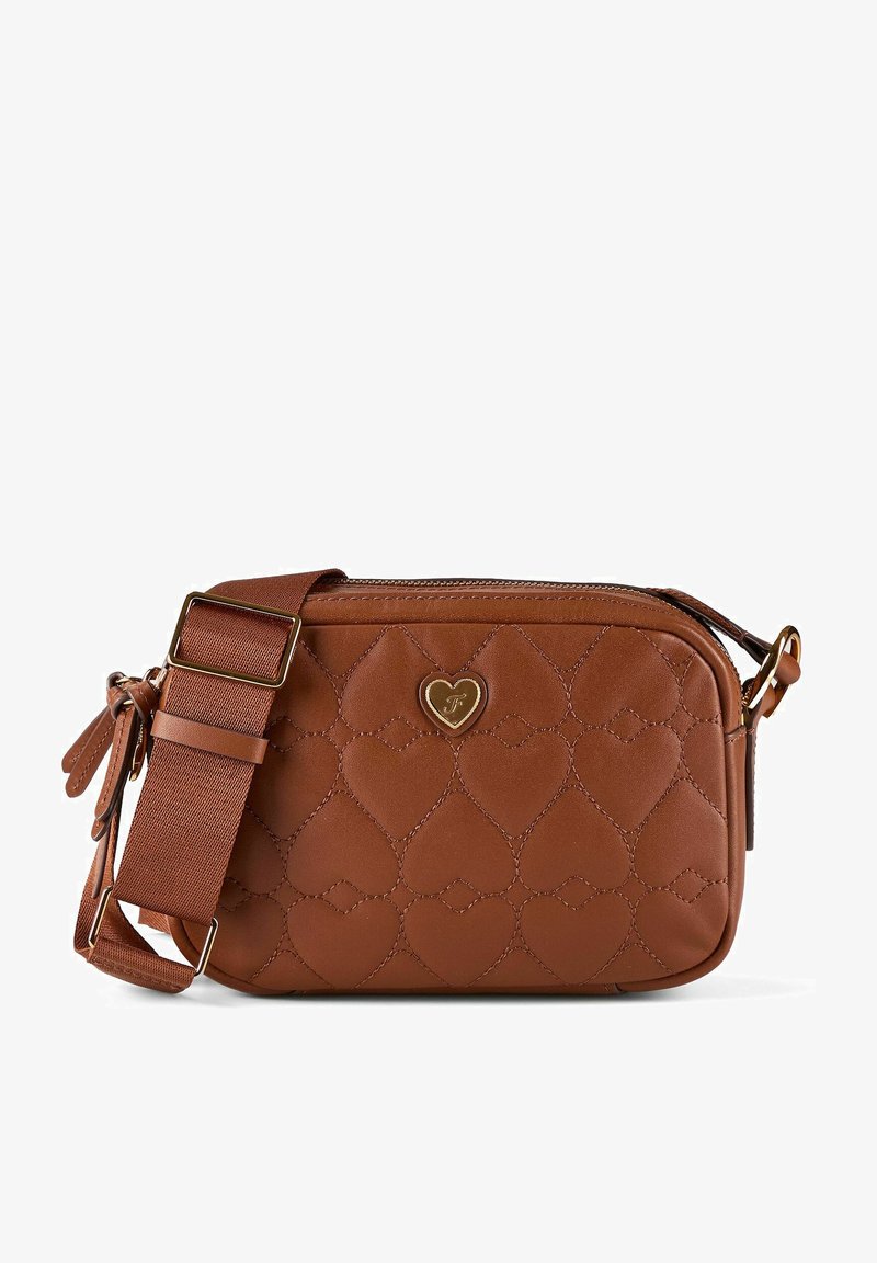 Bruine leren crossbodytas met doorgestikt hartpatroon, verstelbare riem, gouden hartembleem en ritssluiting.