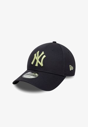 Schwarze verstellbare Baseballkappe mit hellgrünem New York Yankees-Logo auf der Vorderseite und kleinem New Era-Logo an der Seite bestickt.