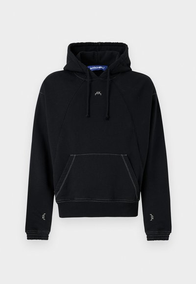 Juodas gobtuvas su kengūros kišene, su kontrastingais baltais siūlais, su raišteliu ir mažu logotipu ant krūtinės.