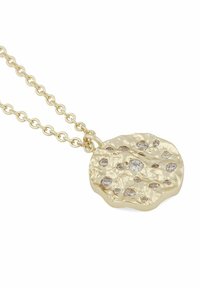 Guldhänge med ett texturerat, oregelbundet cirkulärt mönster. Har flera klara ädelstenar inlagda över ytan och en länkad kedja.