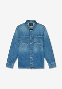 Chemise en denim bleu à manches longues avec fermeture boutonnée à l'avant et deux grandes poches poitrine, posée à plat sur fond blanc.
