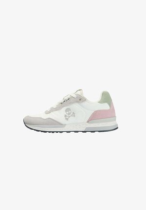 Baskets blanches et grises avec des accents en daim vert pastel et rose, lacets à l'avant et logo tête de mort et os croisés sur le côté.