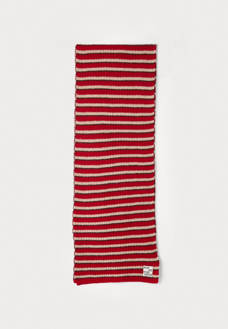 Πλεκτό κασκόλ με κόκκινες και μπεζ οριζόντιες ρίγες. Το ύφασμα φαίνεται μαλακό και υφασμένο, με μια μικρή ετικέτα μάρκας σε μία άκρη.