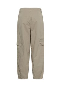 Pantalon cargo beige vu de dos avec passants pour ceinture, deux poches arrière et deux poches latérales à rabat sur chaque jambe.