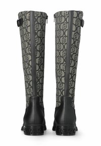 Stivali alti realizzati con un tessuto grigio a motivo e dettagli in pelle nera. Presentano un tacco robusto con una base decorativa nera e un dettaglio con fibbia laterale.