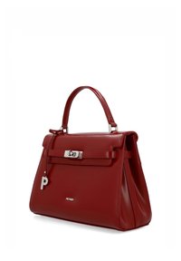Sac à main en cuir rouge avec poignée supérieure, fermoir à tourner argenté, petit charm "P" et logo Picard à l'avant.