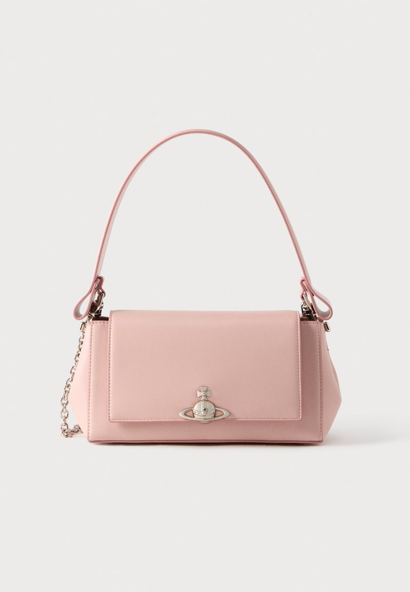 Ροζ δερμάτινη τσάντα χειρός με σχήμα οργανωμένο, που διαθέτει μαγνητικό κλείσιμο με πτερύγιο και ασημένιες μεταλλικές λεπτομέρειες, συμπεριλαμβανομένου ενός διακοσμητικού λογότυπου.