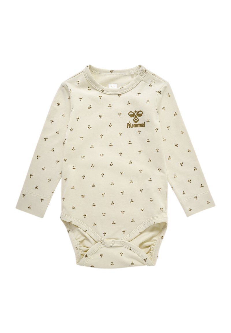 Langärmliger Babystrampler in Creme mit einem braunen, wiederholten Muster und einem Logo. Druckknöpfe an der Schulter und am Boden für ein einfaches Ankleiden.