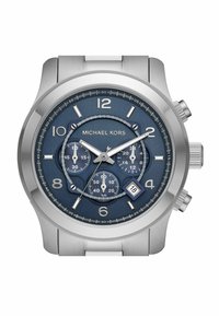 Reloj Michael Kors con caja de acero inoxidable plateado, esfera texturizada azul, marcadores de hora plateados, subesferas de cronógrafo y display de fecha a las 6.
