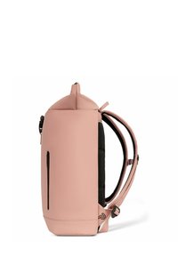 Zaino rosa realizzato in materiale impermeabile testurizzato, con una tasca frontale, schienale nero imbottito e spallacci regolabili.
