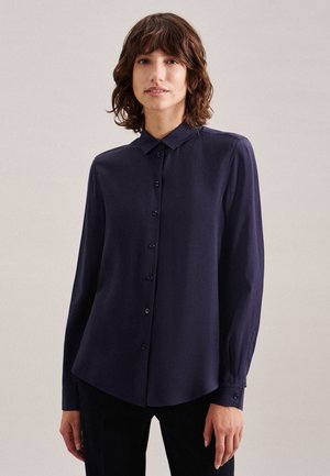 Camicia azzurro navy a maniche lunghe con bottoni in tessuto liscio, dotata di colletto classico, chiusura frontale con bottoni e polsini aderenti.