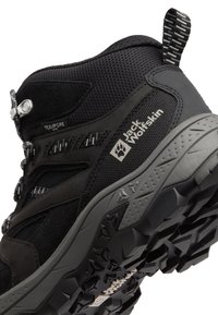 Scarpe da trekking nere con tomaia textured in mesh e suede, dettagli grigi e suola in gomma con profonde scanalature per una migliore aderenza.