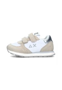 Sneakers con tomaia sintetica bianca, accenti in suede grigio e dettagli in metallo argentato. Presentano due strap in velcro e una suola bianca imbottita.
