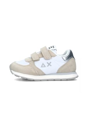 Sneakers con tomaia sintetica bianca, accenti in suede grigio e dettagli in metallo argentato. Presentano due strap in velcro e una suola bianca imbottita.