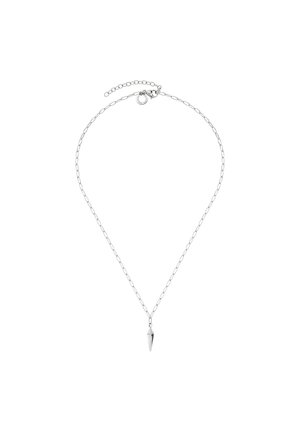 Delicado collar de cadena de plata con pequeño colgante cónico alargado y cierre ajustable sobre fondo blanco.