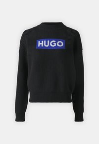 Schwarzer Strickpullover mit gerippter Textur, rundem Halsausschnitt und langen Ärmeln. Ein blau-weißes "HUGO"-Logo befindet sich mittig auf der Vorderseite.