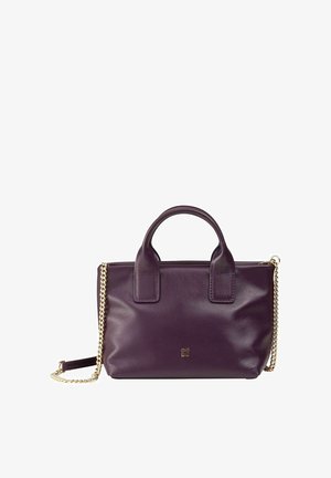 Pequeño bolso de piel morado con dos asas superiores y una correa de cadena dorada para el hombro. Textura suave y detalle sutil del logo en la parte frontal.