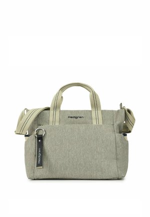 Sac à main en tissu gris avec poignées beiges cousues, bandoulière réglable, poche avant, nom et étiquette de la marque Hedgren.
