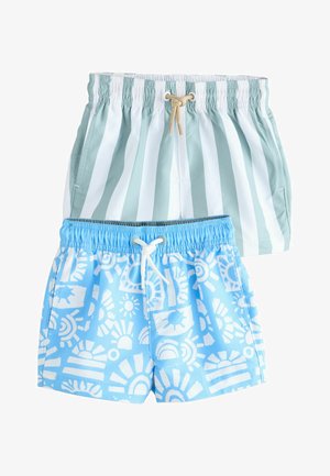 Două perechi de pantaloni scurți de baie, una cu dungi verticale verzi și albe și șnur bej, cealaltă albastru deschis cu modele albe de soare și șnur alb.