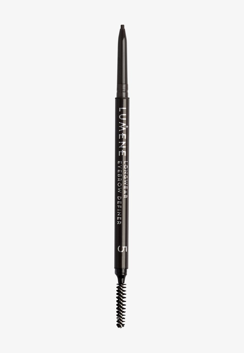 El definidor de cejas de larga duración Lumene en formato de lápiz negro, con una punta de cepillo en espiral; diseño elegante con letras plateadas y una punta afilada.
