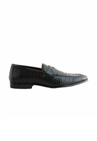 Schwarzer Lederloafer mit einer krokodilgeprägten Textur, schlankem Profil und flachem Absatz. Präsentiert ein genähtes Design und eine erhöhte, glatte Kappe.