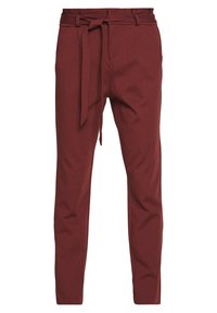 Burgundy skräddarsydda byxor i mjukt tyg, med bältesmidja, sidofickor och en avsmalnande bendesign.