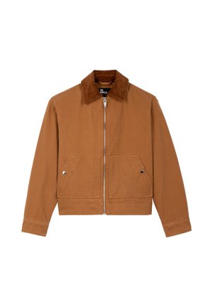 Brun bomuldsjakke med en manchesterkrave, lynlåslukning, to forlommer og en kortere pasform. Enkle syningsdetaljer over det hele.