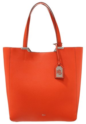 Lyse orange læder shopper med dobbelte håndtag, sølv metal accenter og et mærketag hængende fra et håndtag.