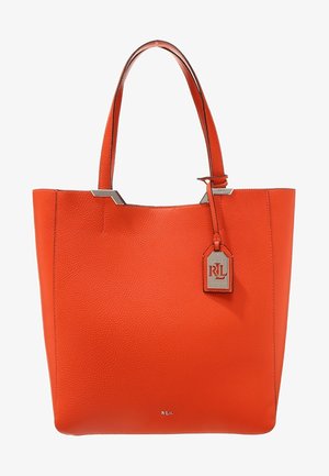Sac cabas en cuir orange vif avec doubles poignées, accents métalliques argentés et une étiquette de marque suspendue à une des poignées.
