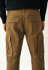 Next REGULAR FIT STRAIGHT LEG STRETCH - Chino hlače - tan brown