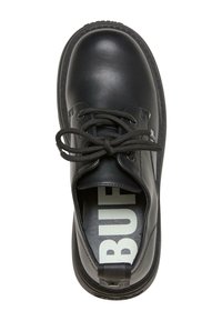 Zwarte leren schoenen met ronde neus, vetersluiting en een gestructureerde binnenzool met witte "BUFF" branding. Inclusief een zijhandvat.