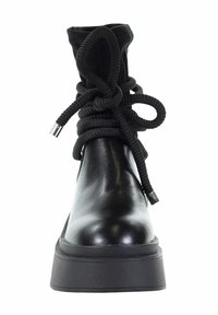 Czarne skórzane botki za kostkę z wysokim, miękkim kołnierzem z tkaniny, grubą gumową podeszwą oraz unikalnymi sznurowadłami z węzłami i metalowymi końcówkami.