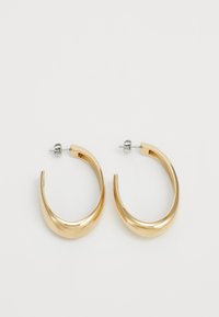 Orecchini a cerchio color oro con un design liscio e curvo. Realizzati in metallo, presentano una finitura elegante e una chiusura a perno.