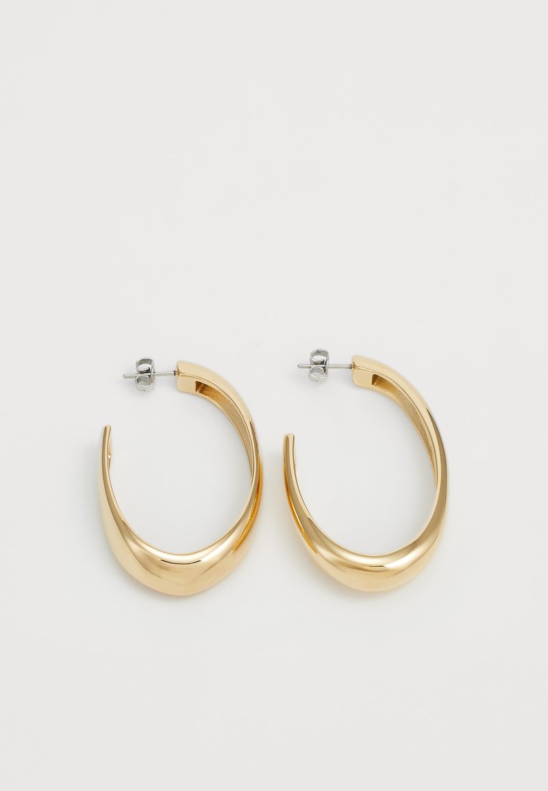 Gullfargede hoop øredobber med en glatt, buet design. Laget av metall, med en elegant finish og bakfeste.