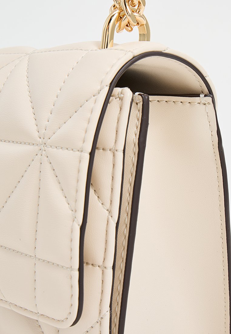 Beige gesteppte Leder-Handtasche mit goldener Kettenriemen, kontrastierenden dunklen Akzenten und einem strukturierten Klappen-Design.